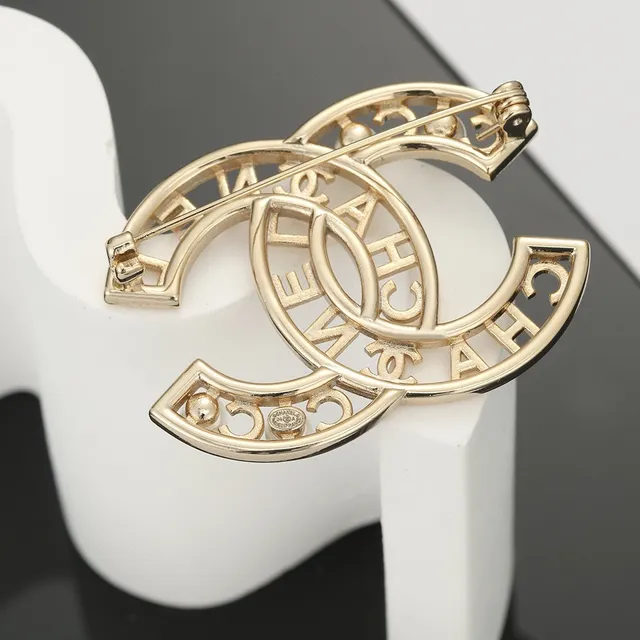 Chanel CC Logo بروش ذهبي أبيض لمسات اللؤلؤ المتشابكة بروش 7