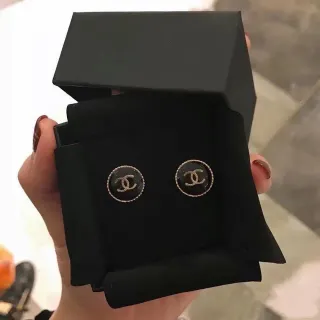 Chanel CC Logo Stud أقراط أسود ذهبي دائري مينا