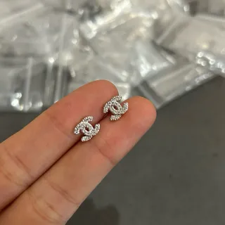 Chanel CC Pavé Stud فضية شفافة مثبتة بالكريستال متشابكة لوجو أقراط