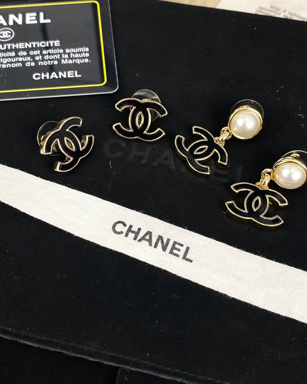 Chanel CC Brincos de Pérola Esmaltados em Gota 7