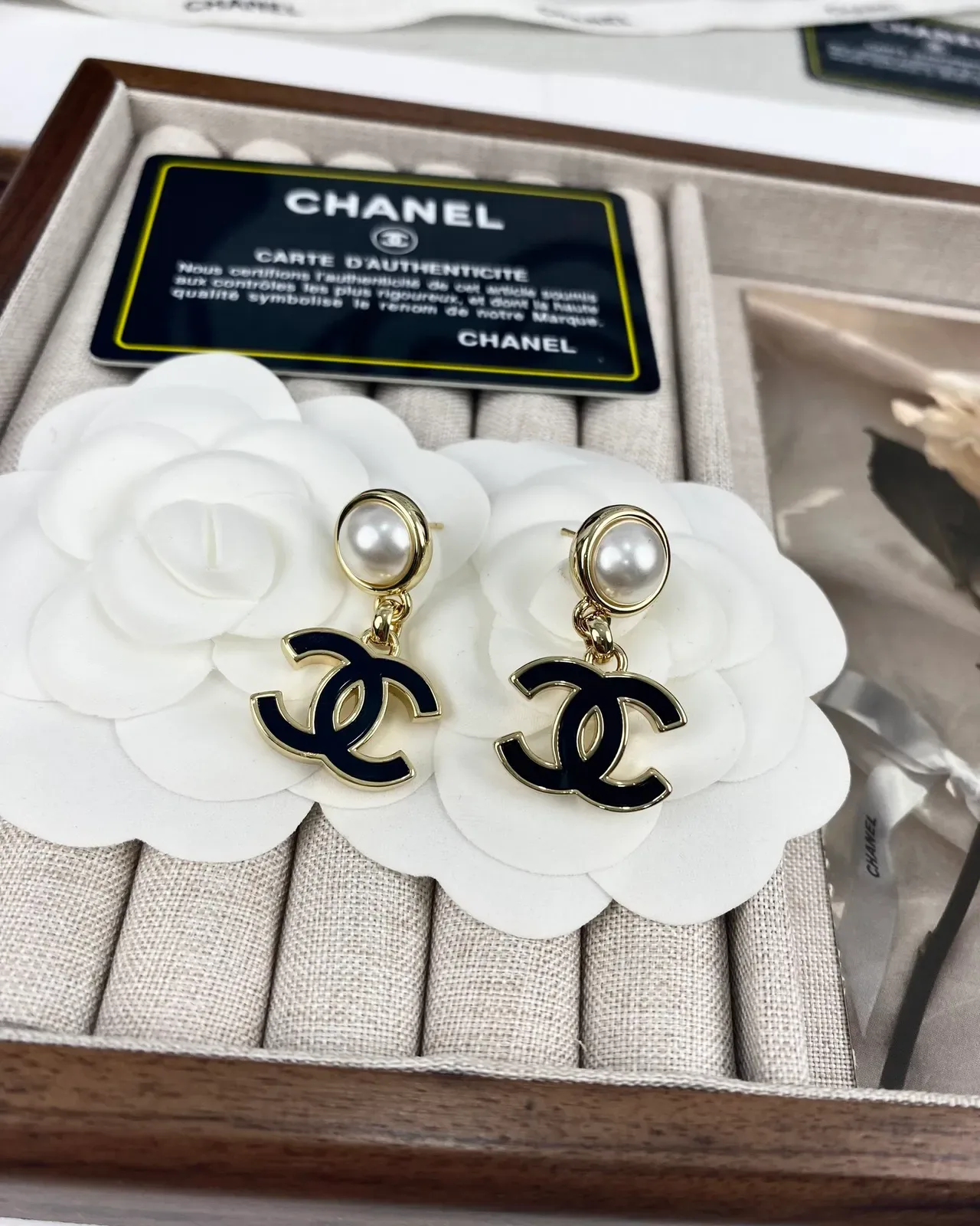 Chanel CC Brincos de Pérola Esmaltados em Gota 8