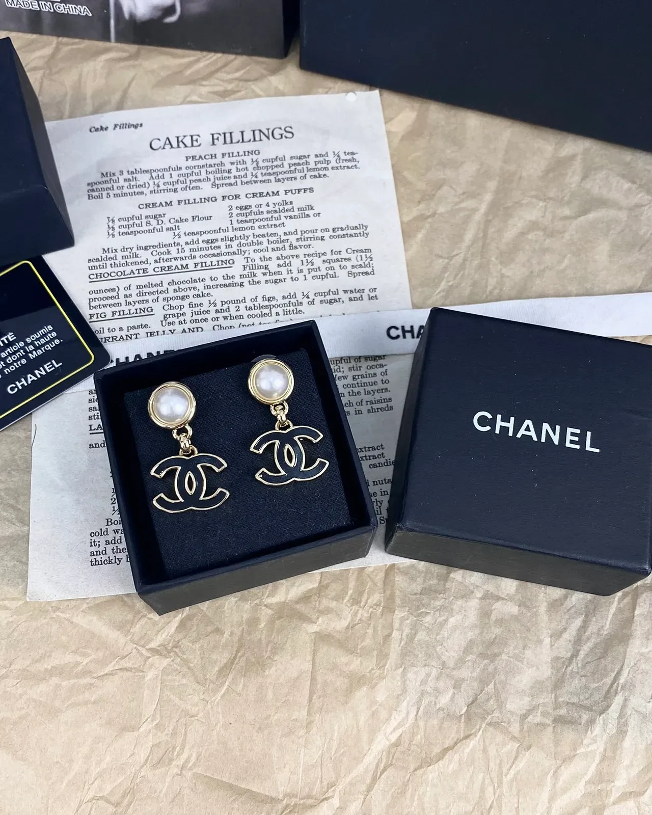 Chanel CC Brincos de Pérola Esmaltados em Gota 9