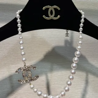 Chanel قلادة كلاسيكية من اللؤلؤ سلسلة فضية بيضاء مرصعة بالخرز CC معلق قلادة