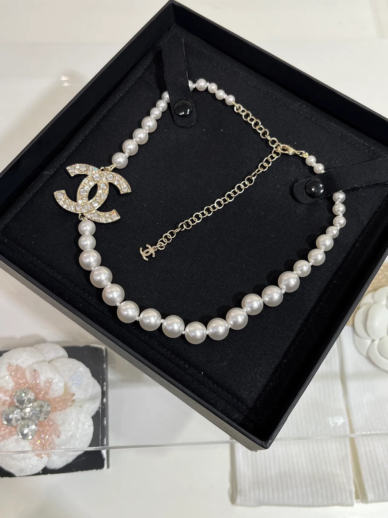 Chanel Collar Clásico de Perlas Cadena Plateada Blanca con Cristales Incrustados Colgante CC 2