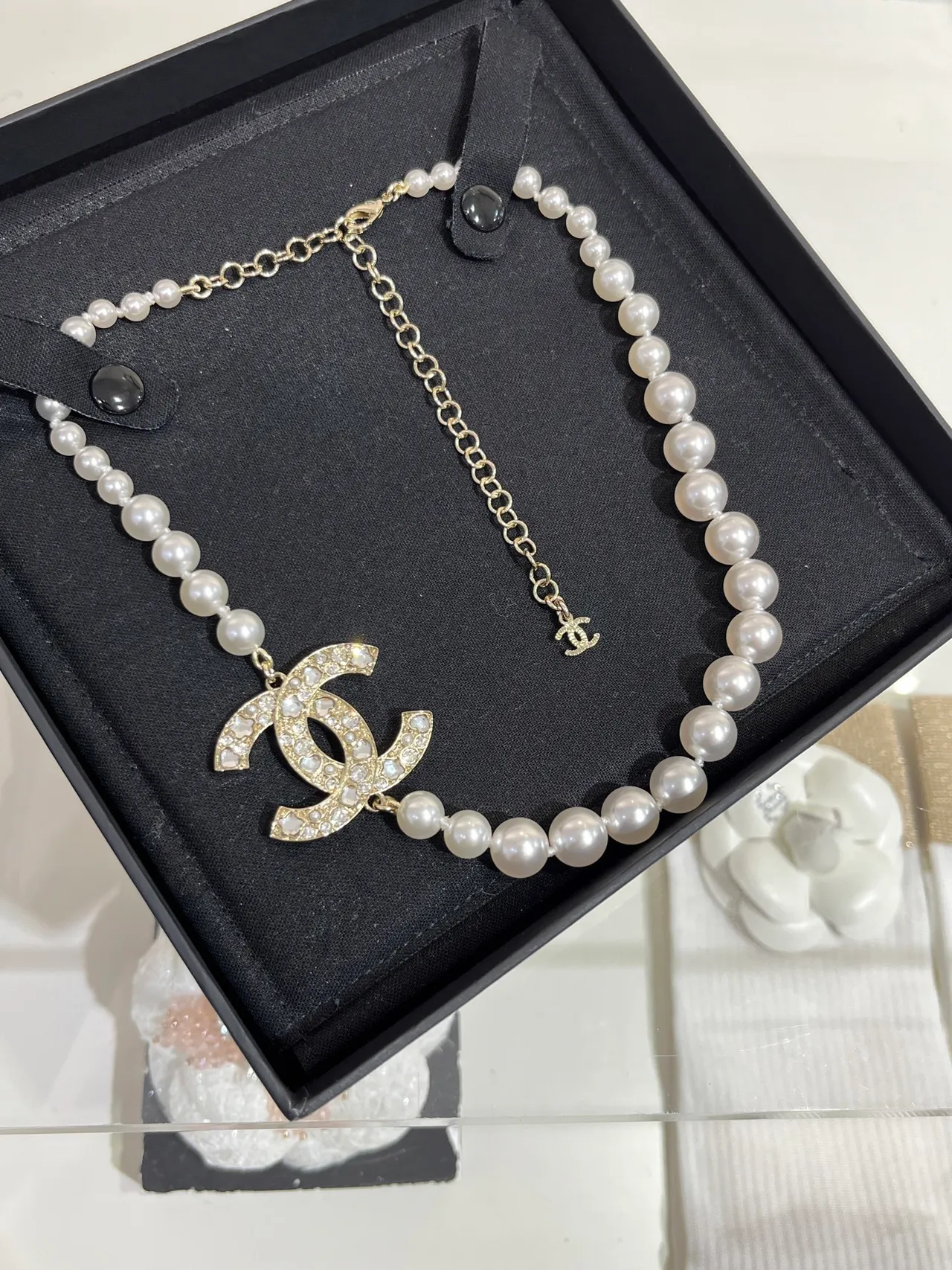 Chanel Collar Clásico de Perlas Cadena Plateada Blanca con Cristales Incrustados Colgante CC 3