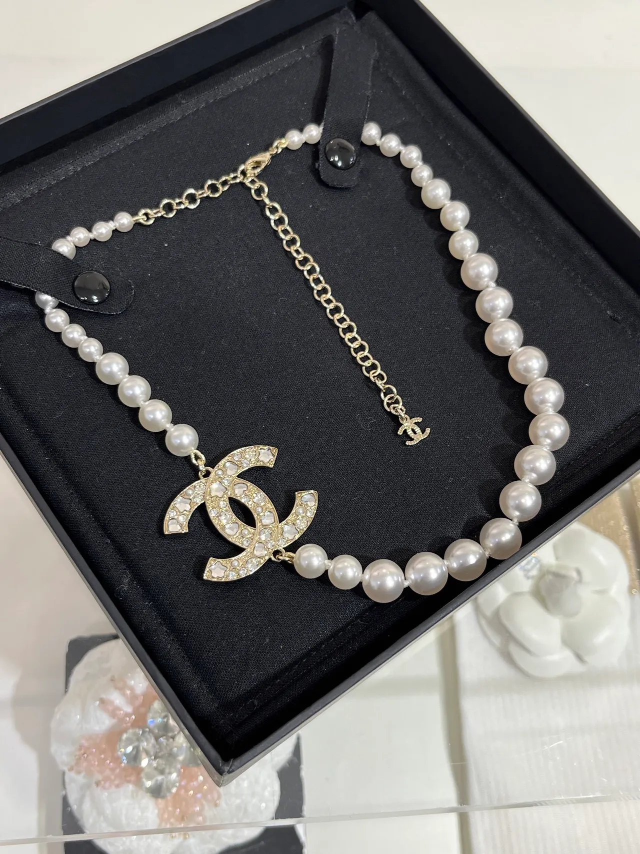 Chanel Collar Clásico de Perlas Cadena Plateada Blanca con Cristales Incrustados Colgante CC 4