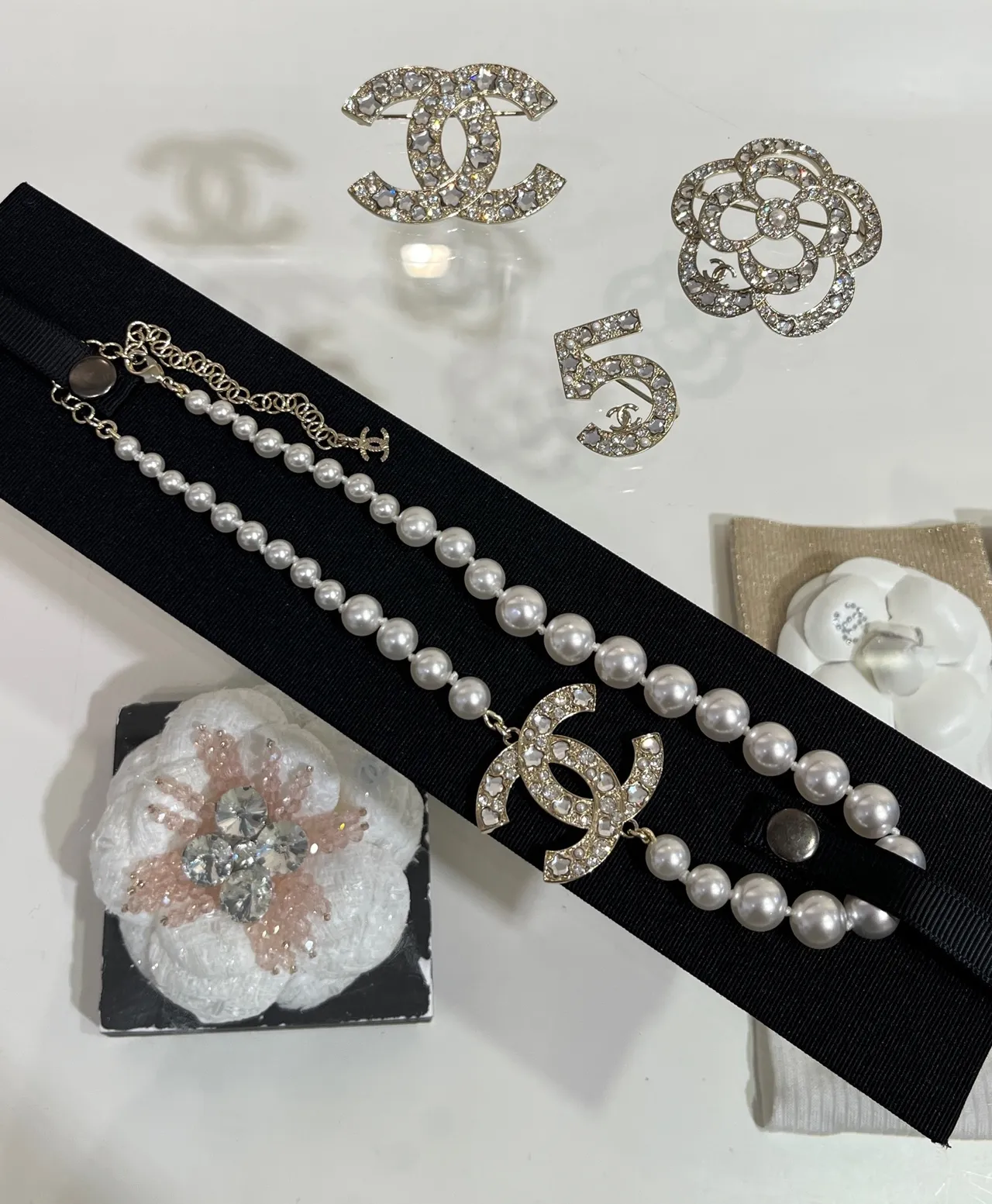 Chanel Collar Clásico de Perlas Cadena Plateada Blanca con Cristales Incrustados Colgante CC 5