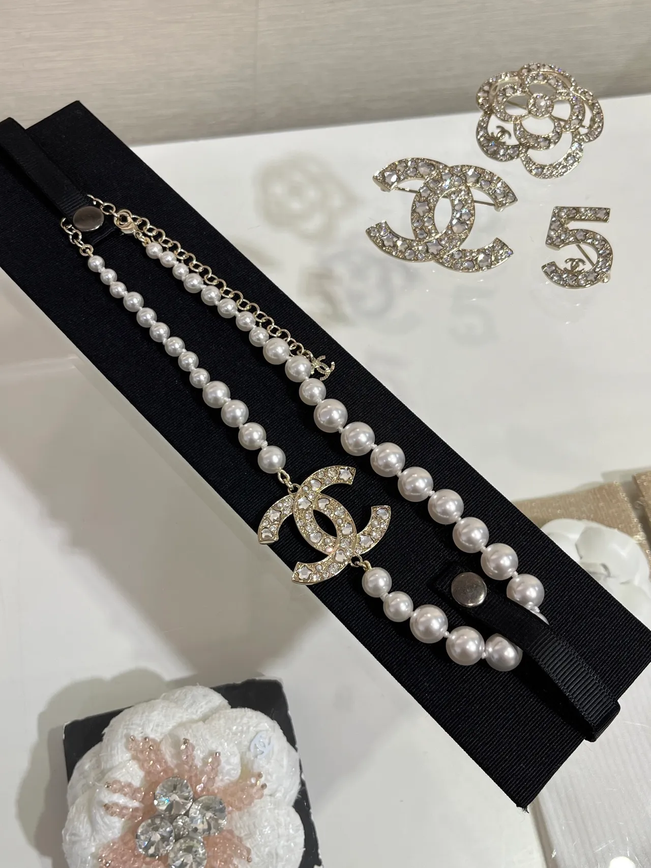 Chanel Collar Clásico de Perlas Cadena Plateada Blanca con Cristales Incrustados Colgante CC 6