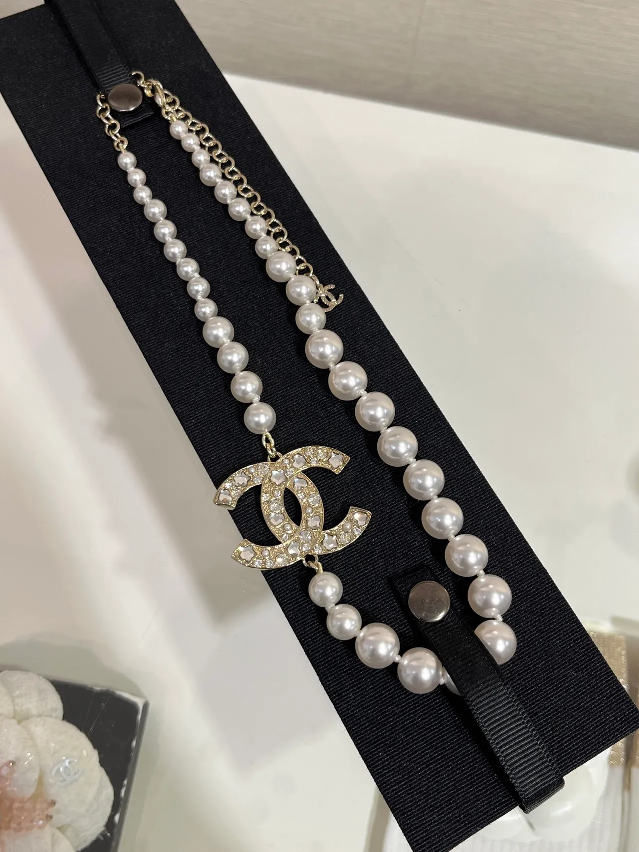 Chanel Collar Clásico de Perlas Cadena Plateada Blanca con Cristales Incrustados Colgante CC 7