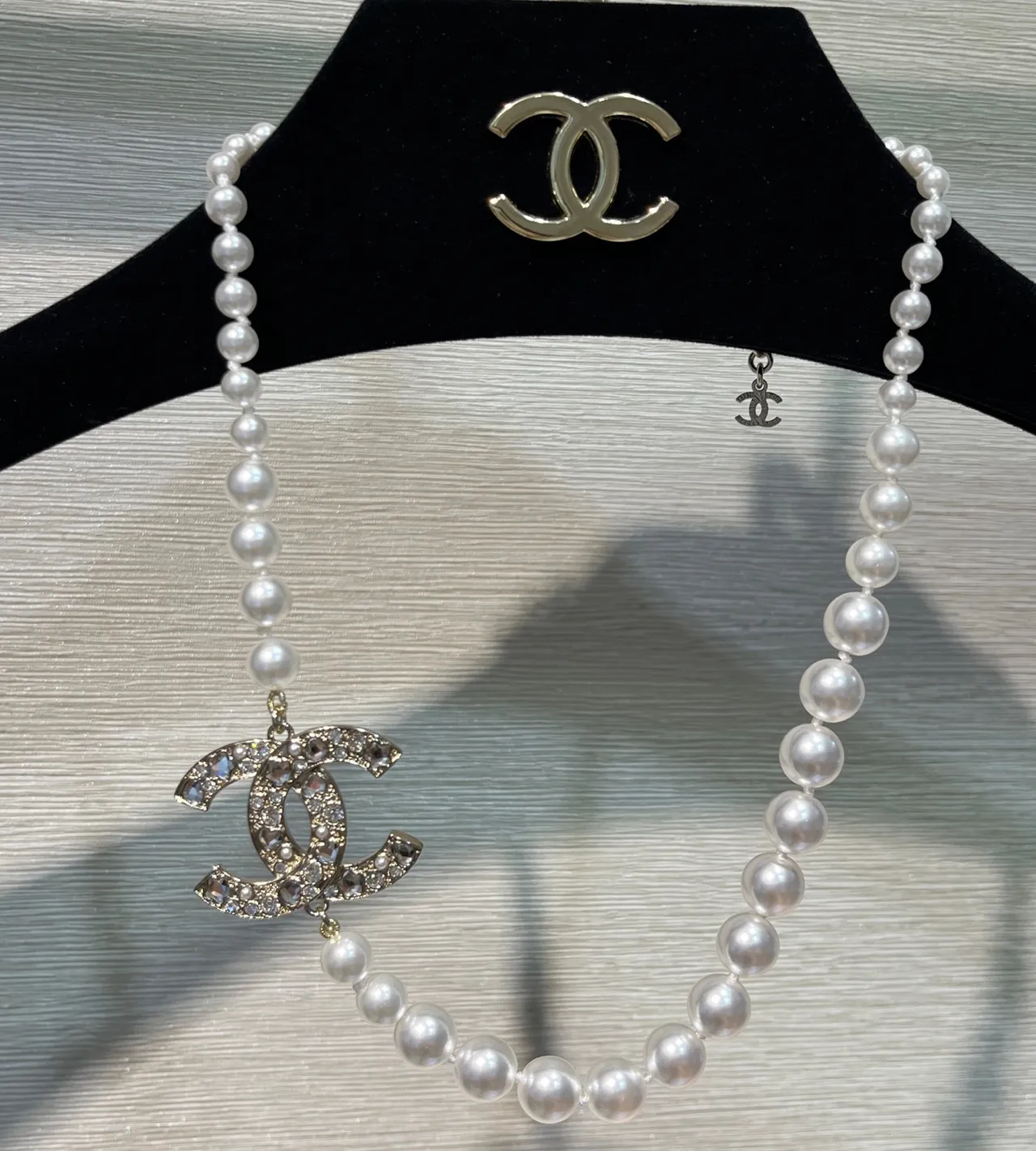 Chanel Collar Clásico de Perlas Cadena Plateada Blanca con Cristales Incrustados Colgante CC 9