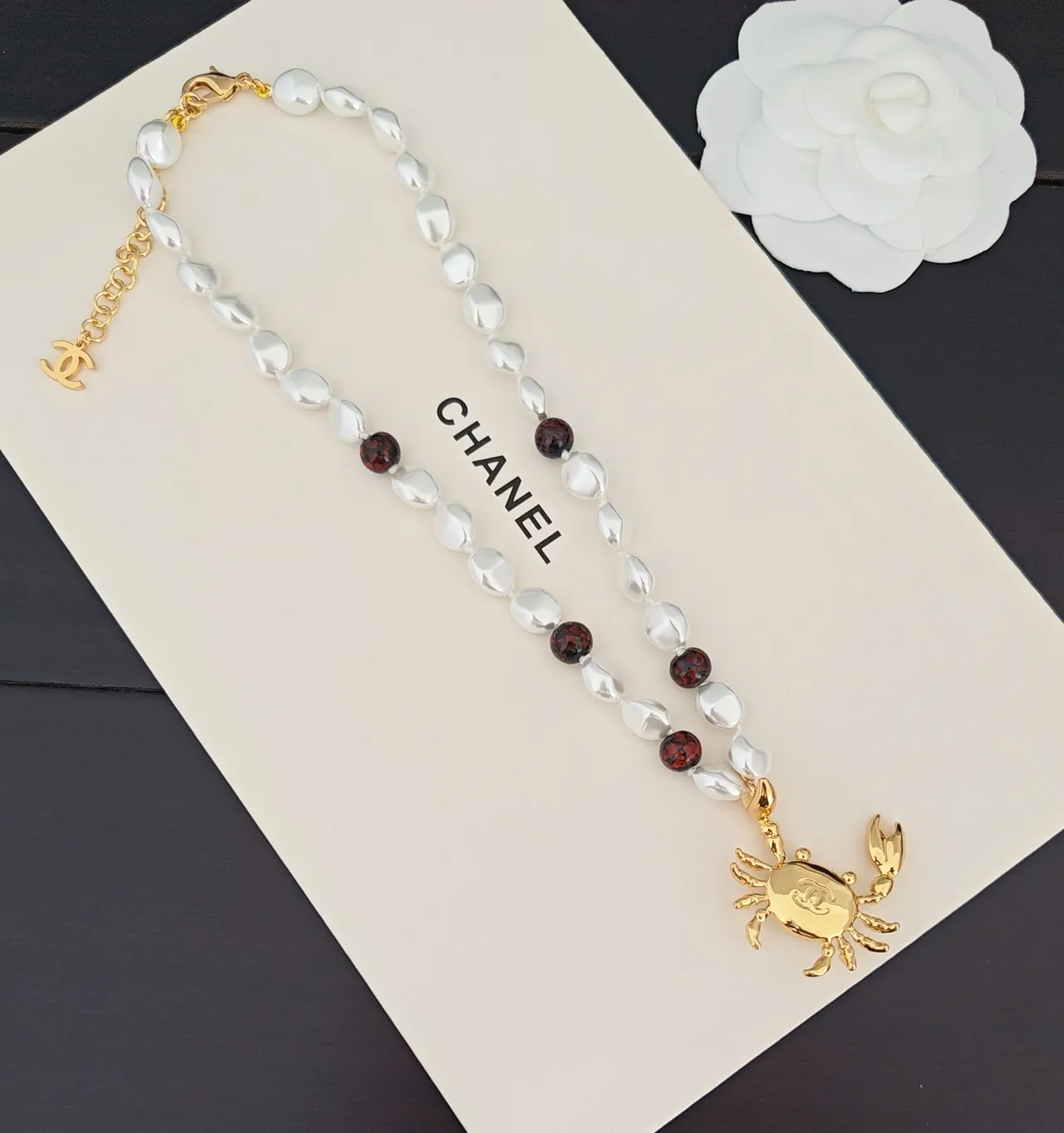 Colar de Cangrejo Chanel Dourado Branco Baroque Pérola Cordão Facetado Vermelho Conta Acentos Colar 2