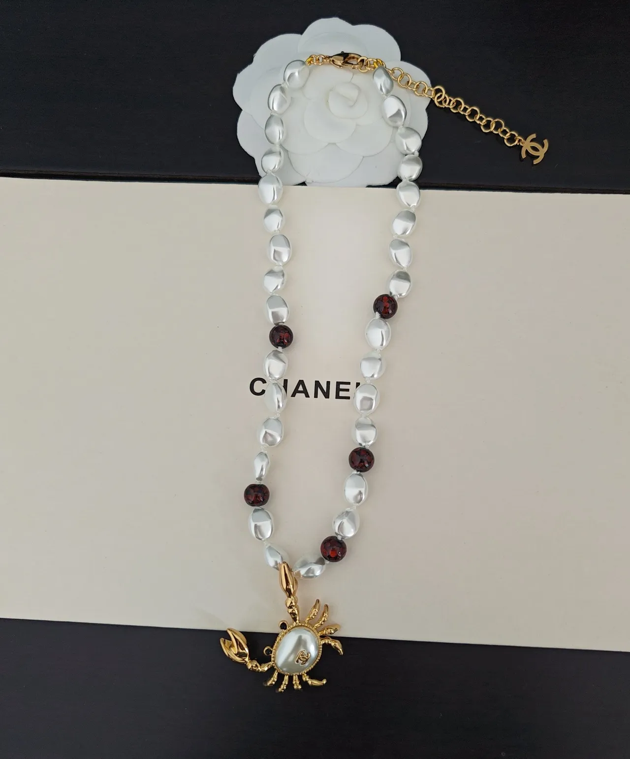 Colar de Cangrejo Chanel Dourado Branco Baroque Pérola Cordão Facetado Vermelho Conta Acentos Colar 3
