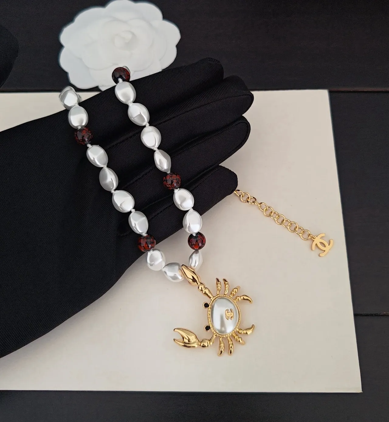 Colar de Cangrejo Chanel Dourado Branco Baroque Pérola Cordão Facetado Vermelho Conta Acentos Colar 4