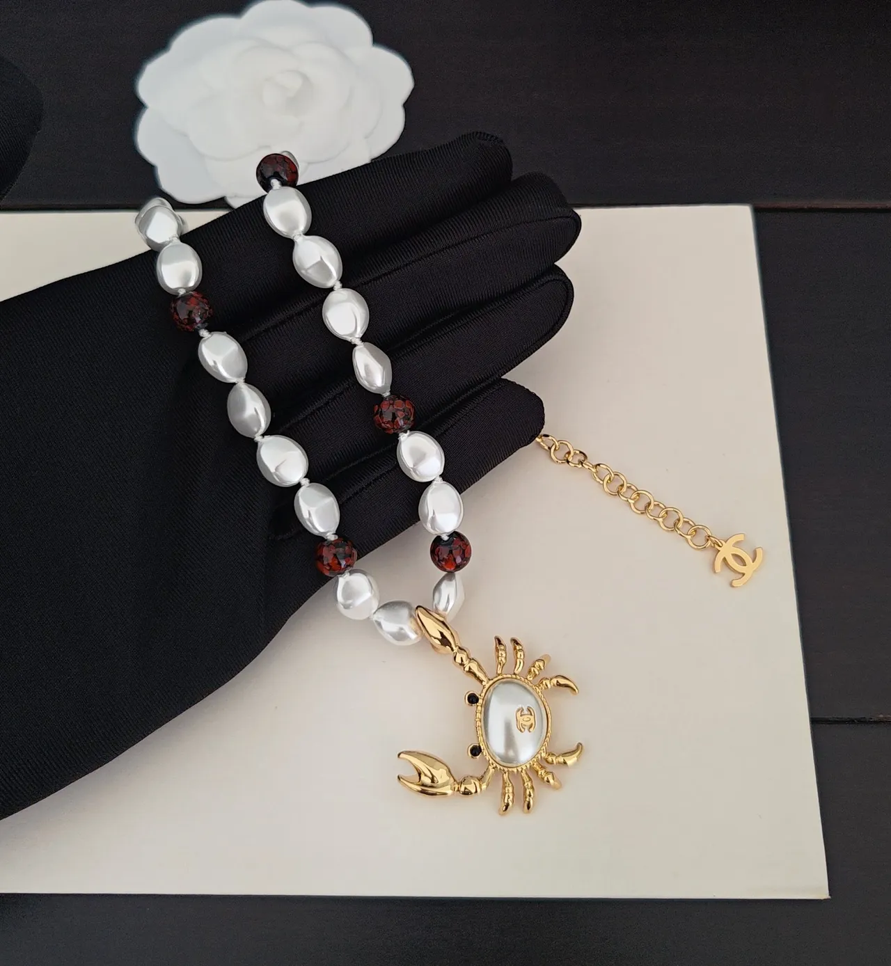 Colar de Cangrejo Chanel Dourado Branco Baroque Pérola Cordão Facetado Vermelho Conta Acentos Colar 5