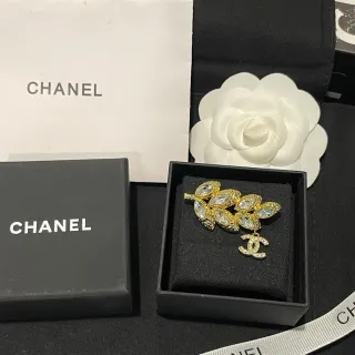 Chanel क्रिस्टल पत्ता और CC Charm Brooch