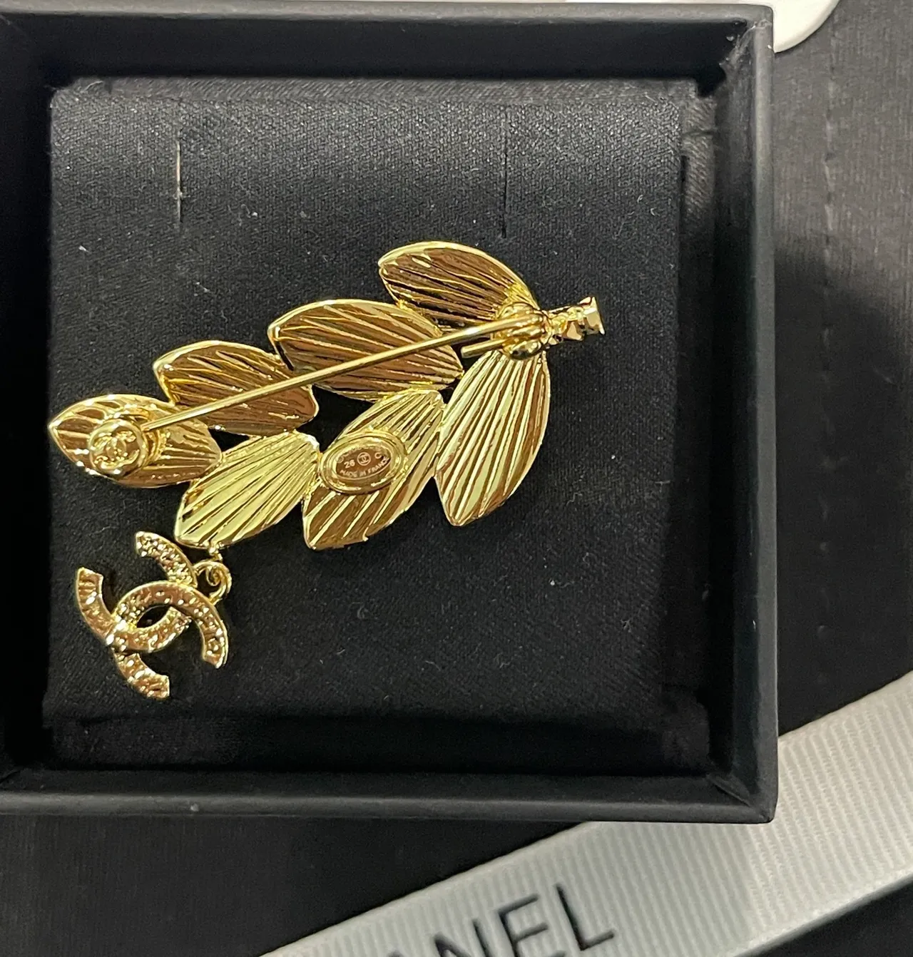 Chanel क्रिस्टल पत्ता और CC Charm Brooch 2