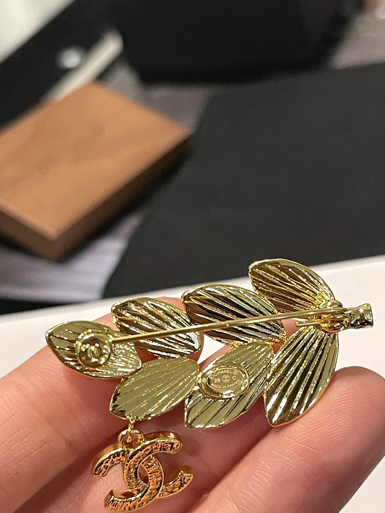 Chanel क्रिस्टल पत्ता और CC Charm Brooch 3