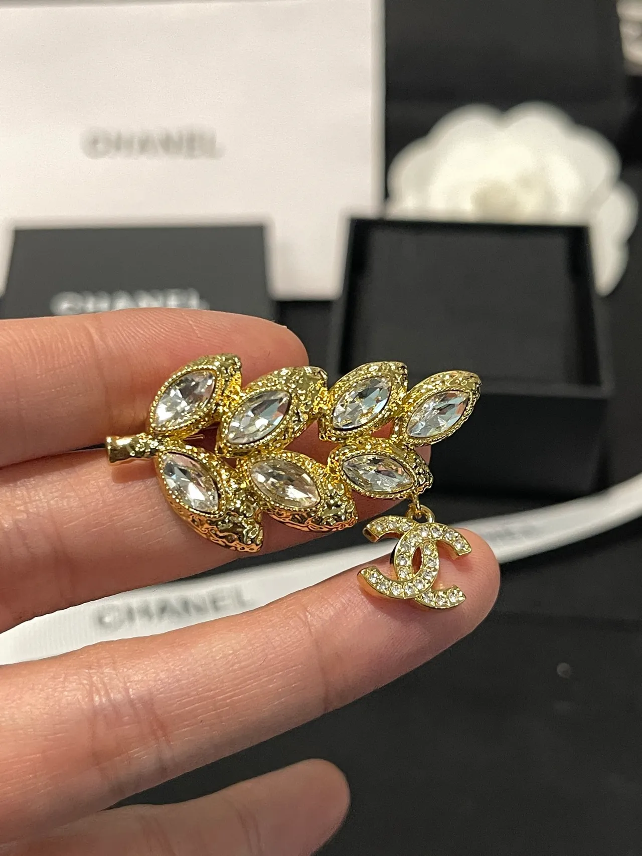 Chanel क्रिस्टल पत्ता और CC Charm Brooch 4