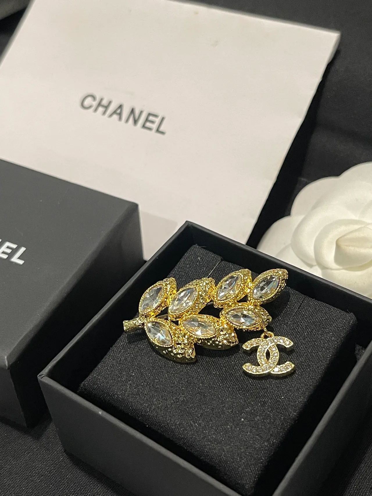 Chanel क्रिस्टल पत्ता और CC Charm Brooch 5
