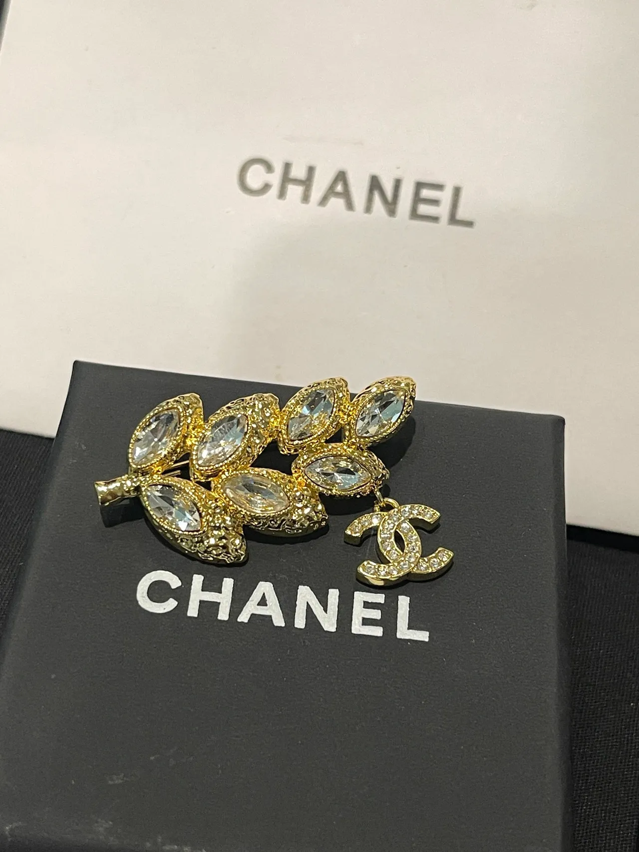 Chanel क्रिस्टल पत्ता और CC Charm Brooch 6