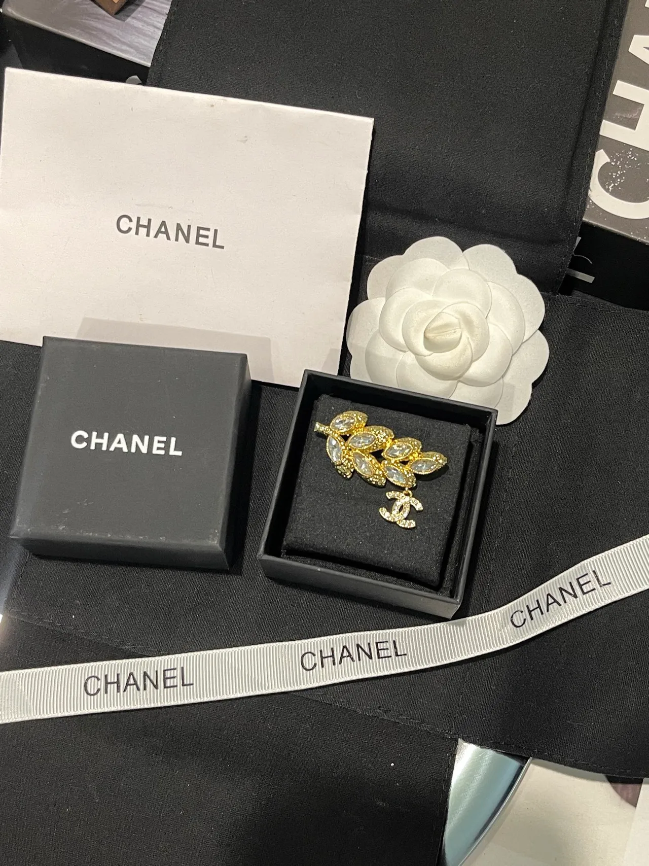 Chanel क्रिस्टल पत्ता और CC Charm Brooch 7