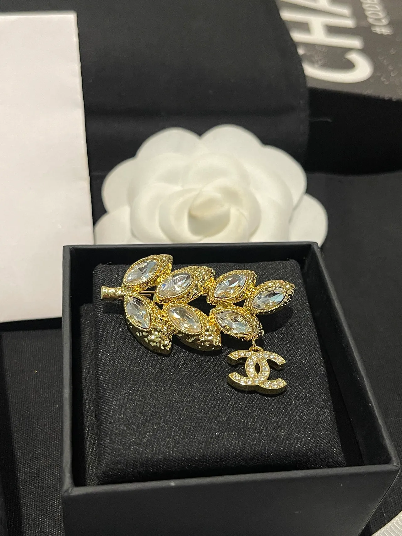 Chanel क्रिस्टल पत्ता और CC Charm Brooch 8