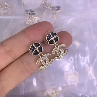 Chanel Aretes Florales y CC Logo Drop