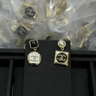 Chanel Pendientes Asimétricos Oro Negro Gota Geométrica Esmaltados