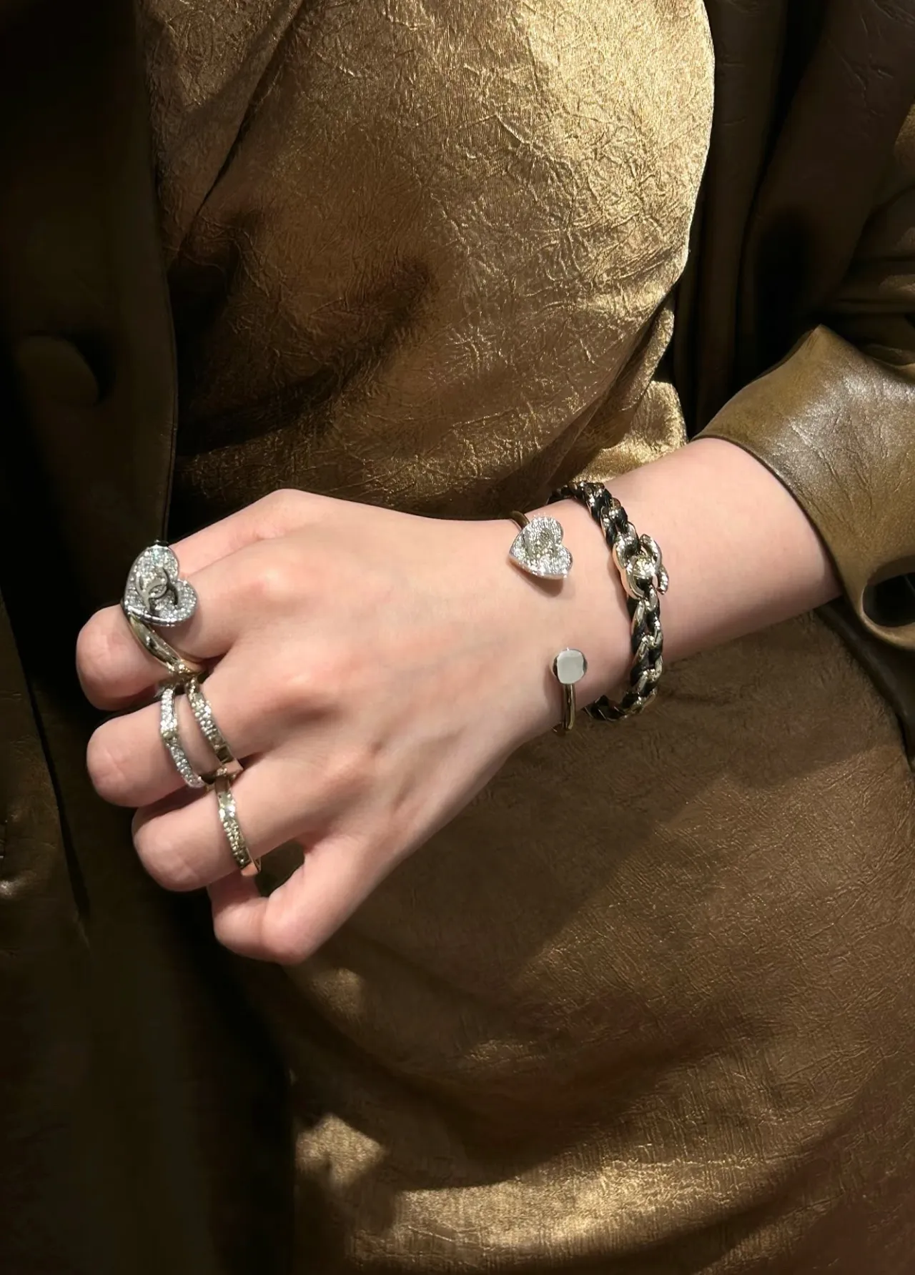 Chanel Bracelet Ouvert en Or et Argent avec Charme de Cœur en Cristal Pavé 2