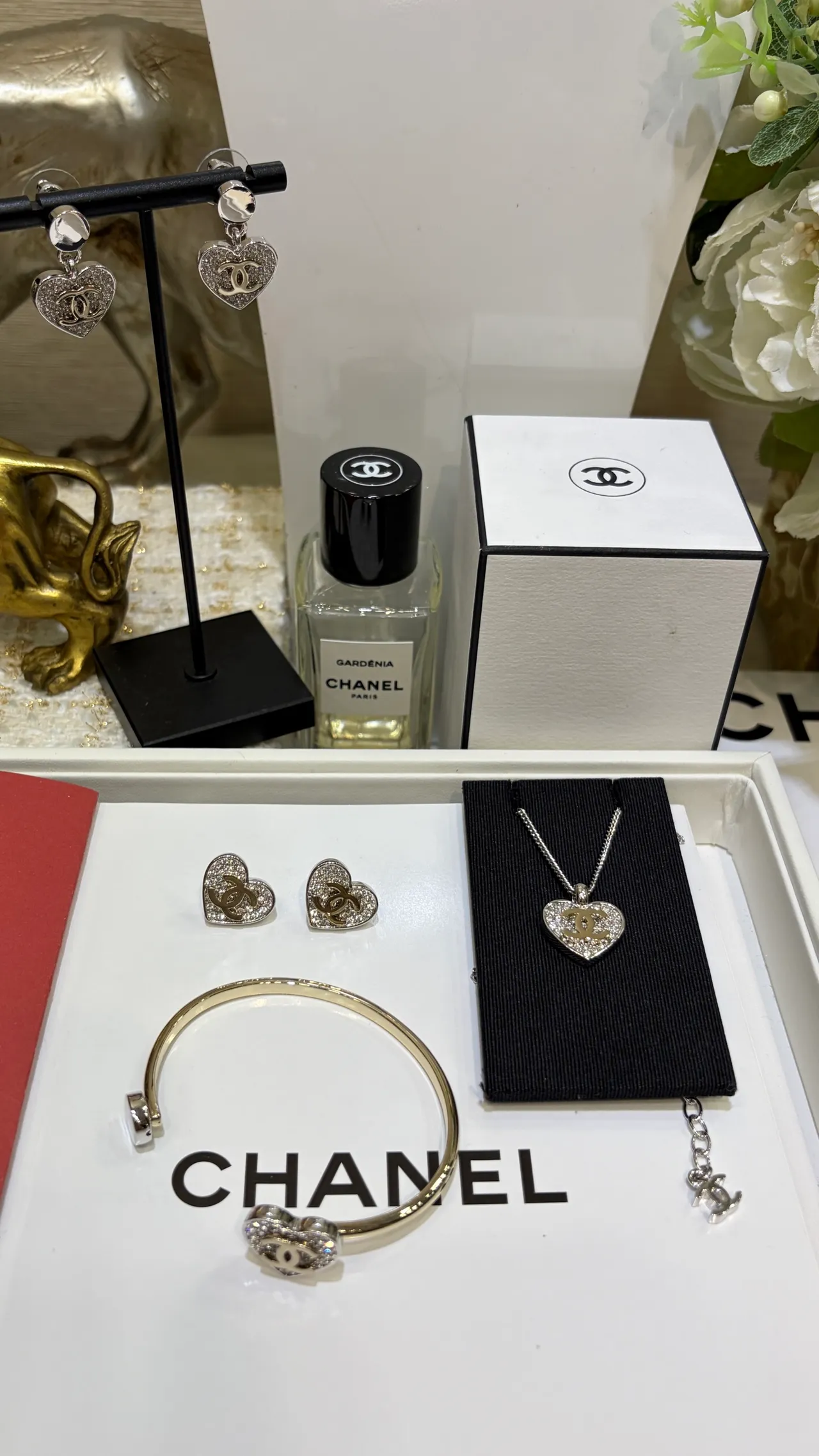 Chanel Bracelet Ouvert en Or et Argent avec Charme de Cœur en Cristal Pavé 3