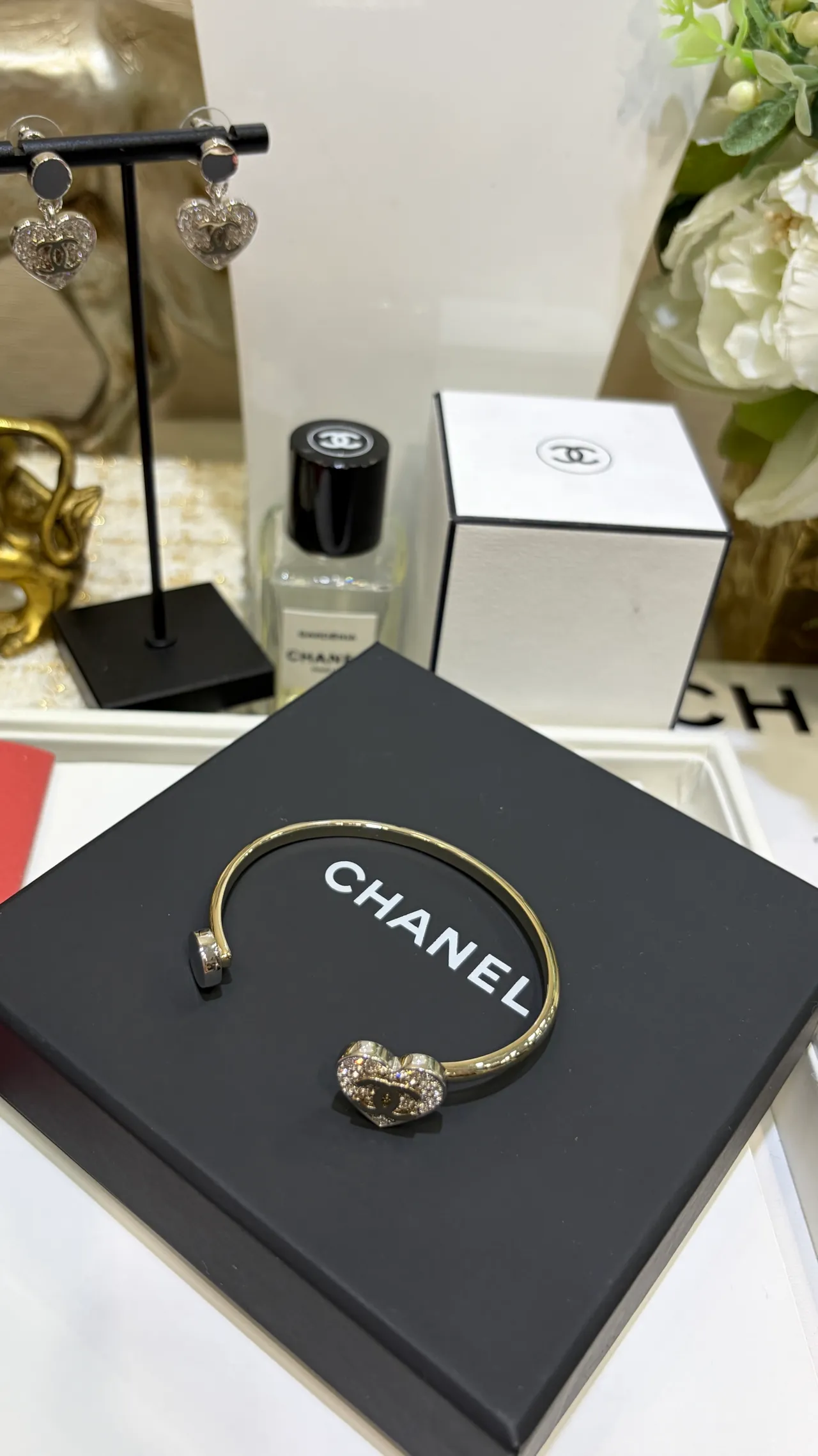 Chanel Bracelet Ouvert en Or et Argent avec Charme de Cœur en Cristal Pavé 4