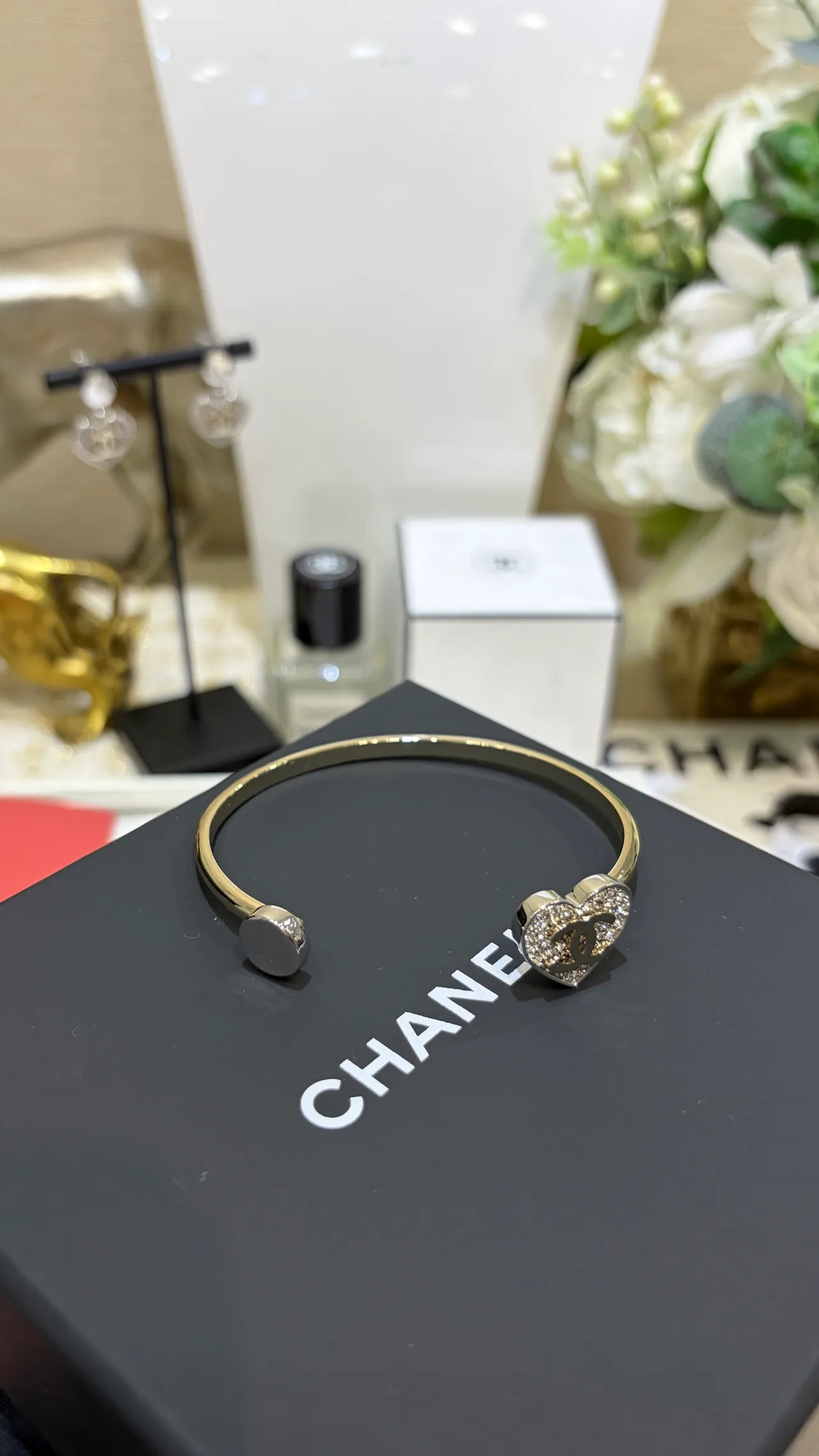 Chanel Bracelet Ouvert en Or et Argent avec Charme de Cœur en Cristal Pavé 5