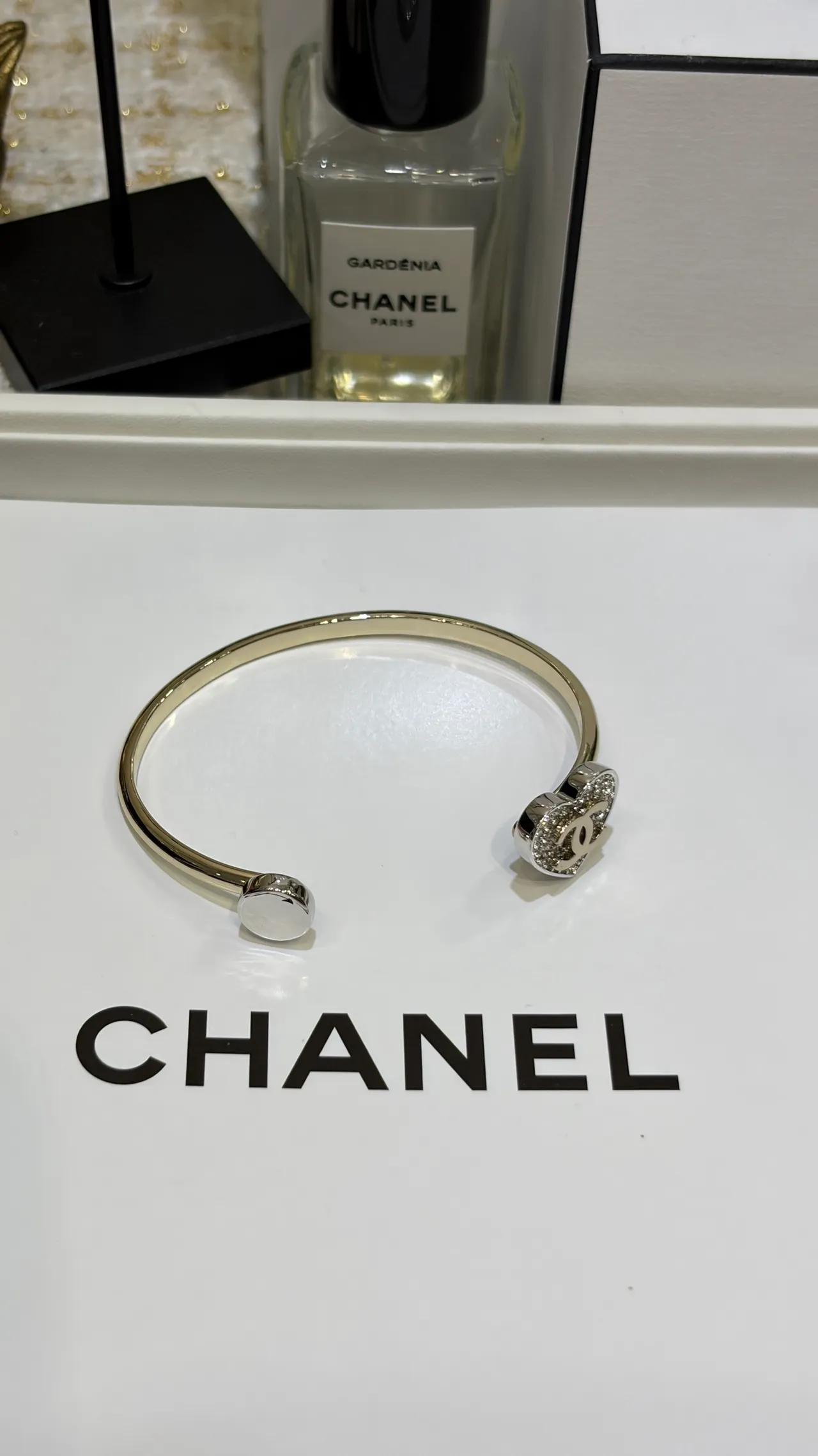 Chanel Bracelet Ouvert en Or et Argent avec Charme de Cœur en Cristal Pavé 6