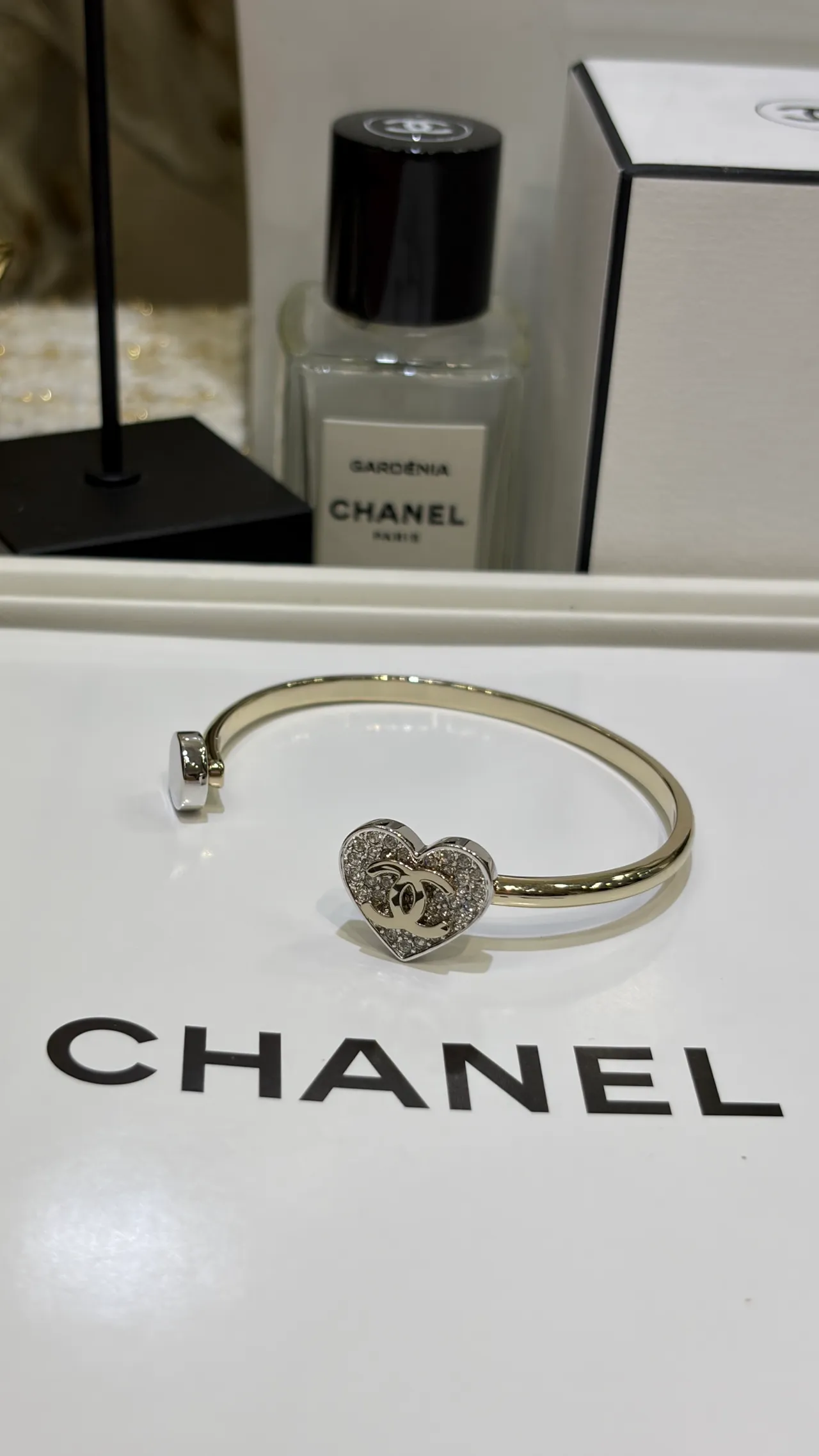 Chanel Bracelet Ouvert en Or et Argent avec Charme de Cœur en Cristal Pavé 7