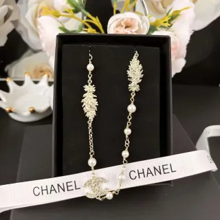 Chanel أقراط لؤلؤ بنمط أوراق باللون الذهبي