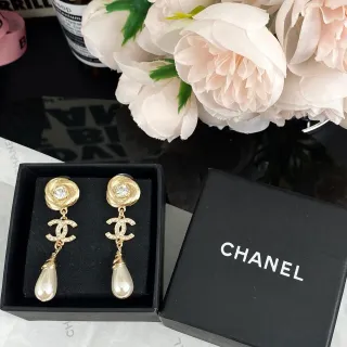 Chanel Aretes de Perlas con Remolino Dorado en la Parte Superior y Logo CC