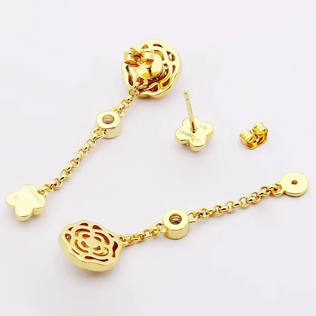 Chanel Boucles d'oreilles en or transparentes motif fleur de camélia rose 2
