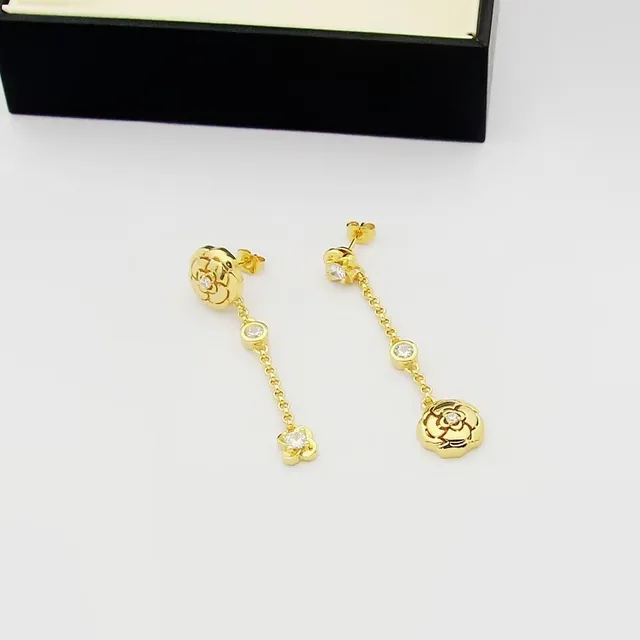 Chanel Boucles d'oreilles en or transparentes motif fleur de camélia rose 3