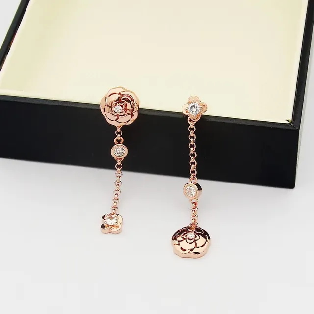 Chanel Boucles d'oreilles en or transparentes motif fleur de camélia rose 4