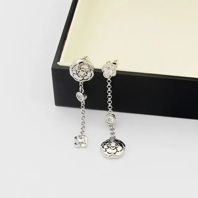 Chanel Boucles d'oreilles en or transparentes motif fleur de camélia rose 5