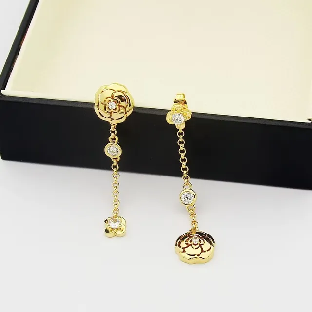 Chanel Boucles d'oreilles en or transparentes motif fleur de camélia rose 6