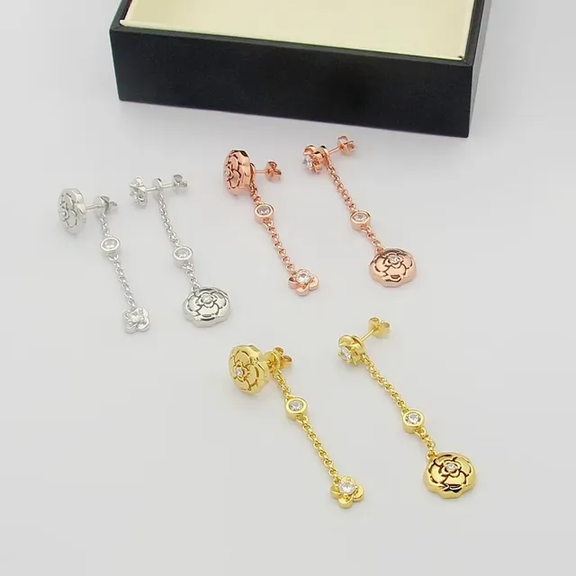 Chanel Boucles d'oreilles en or transparentes motif fleur de camélia rose 7