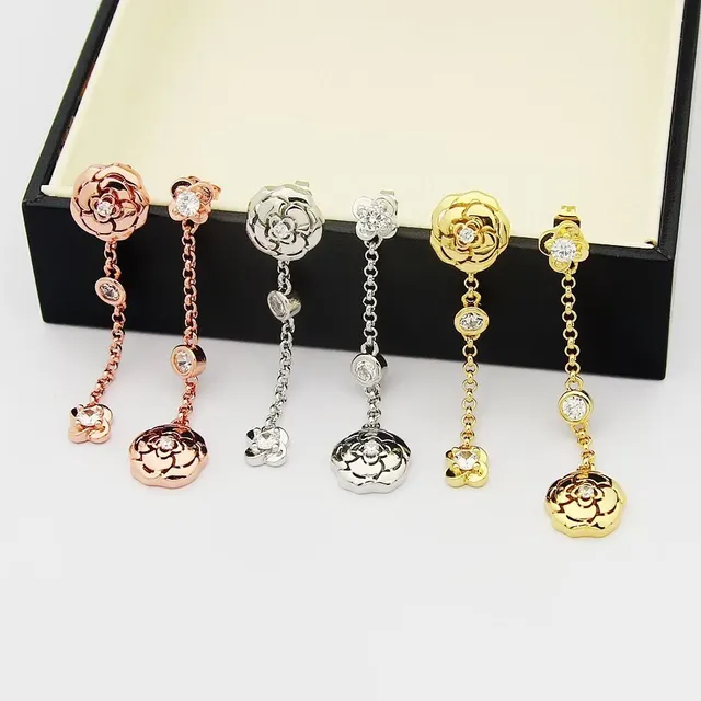 Chanel Boucles d'oreilles en or transparentes motif fleur de camélia rose 8