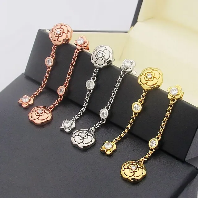 Chanel Boucles d'oreilles en or transparentes motif fleur de camélia rose 9