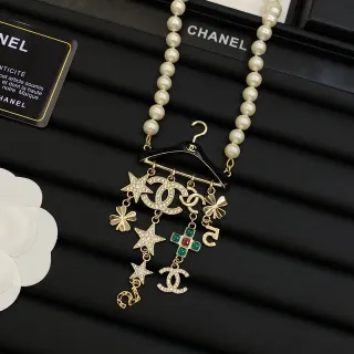 Chanel Motif de Cintre Perle et Charme Doré Collier