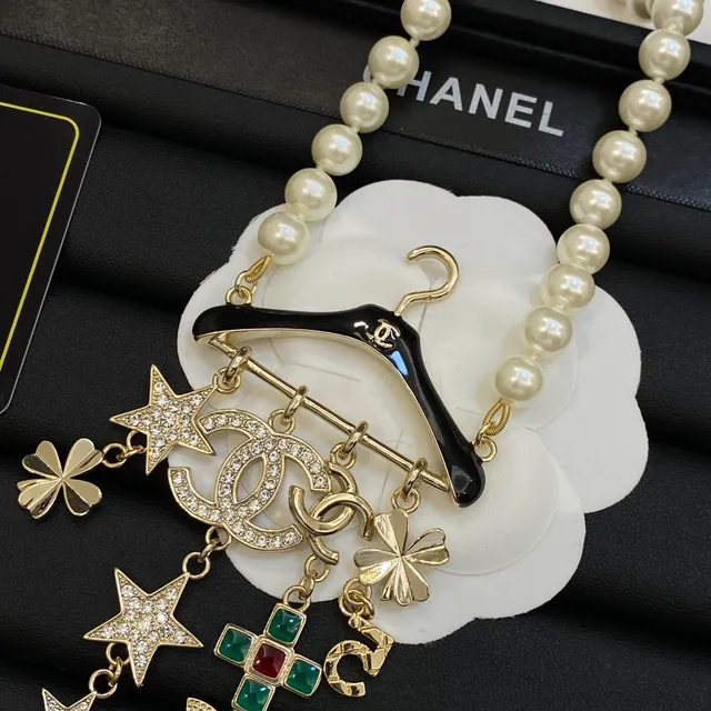 Chanel Motivo de Percha Pérola e Dourado Encanto Colar 4