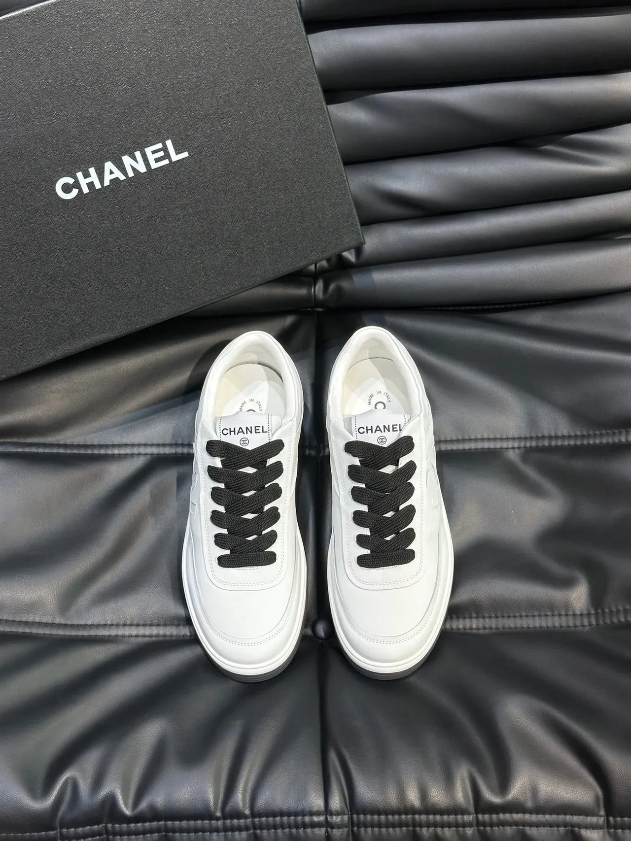 Chanel 生活方式低帮皮革鞋面运动鞋 白黑 2