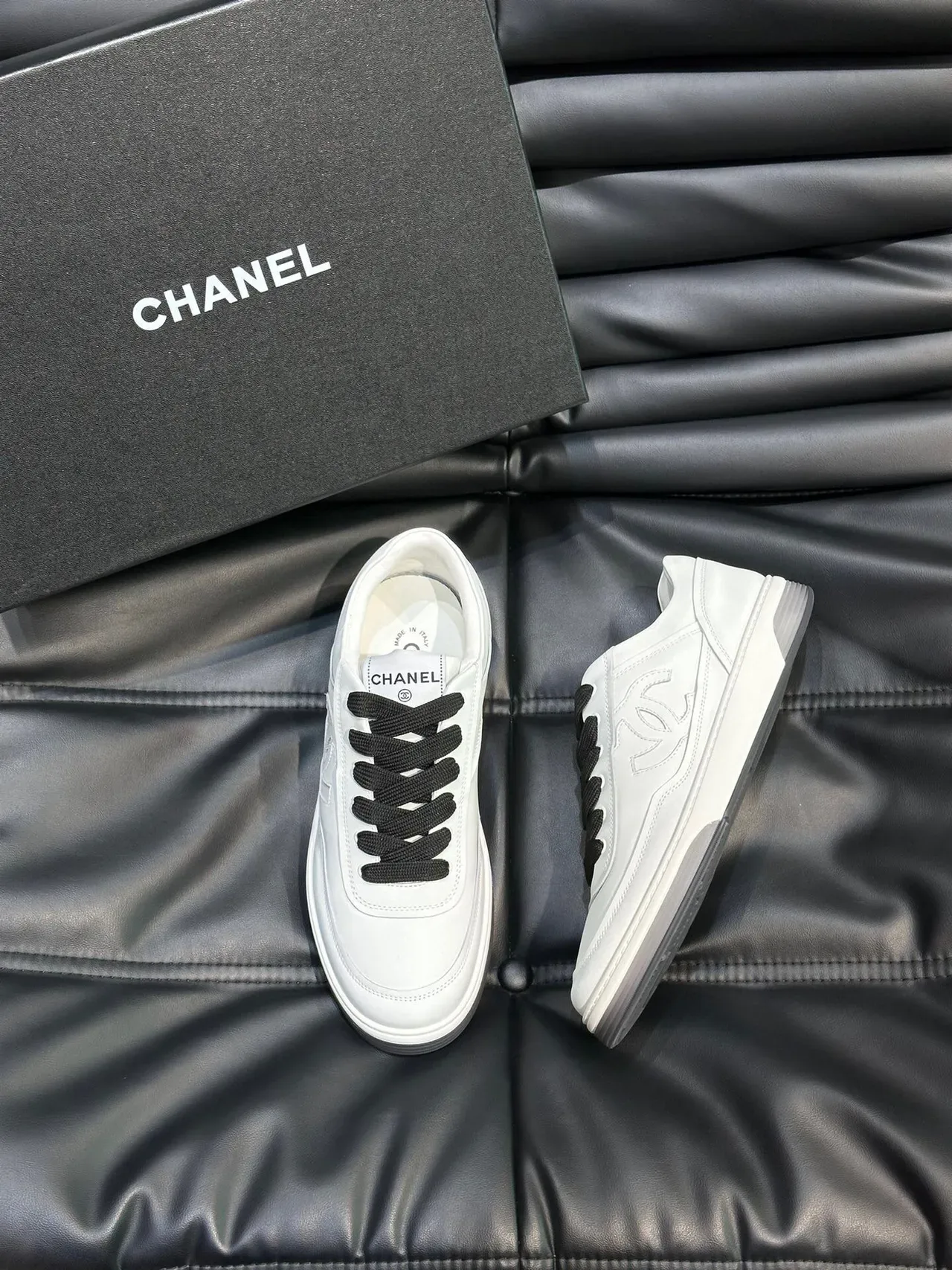 Chanel 生活方式低帮皮革鞋面运动鞋 白黑 3