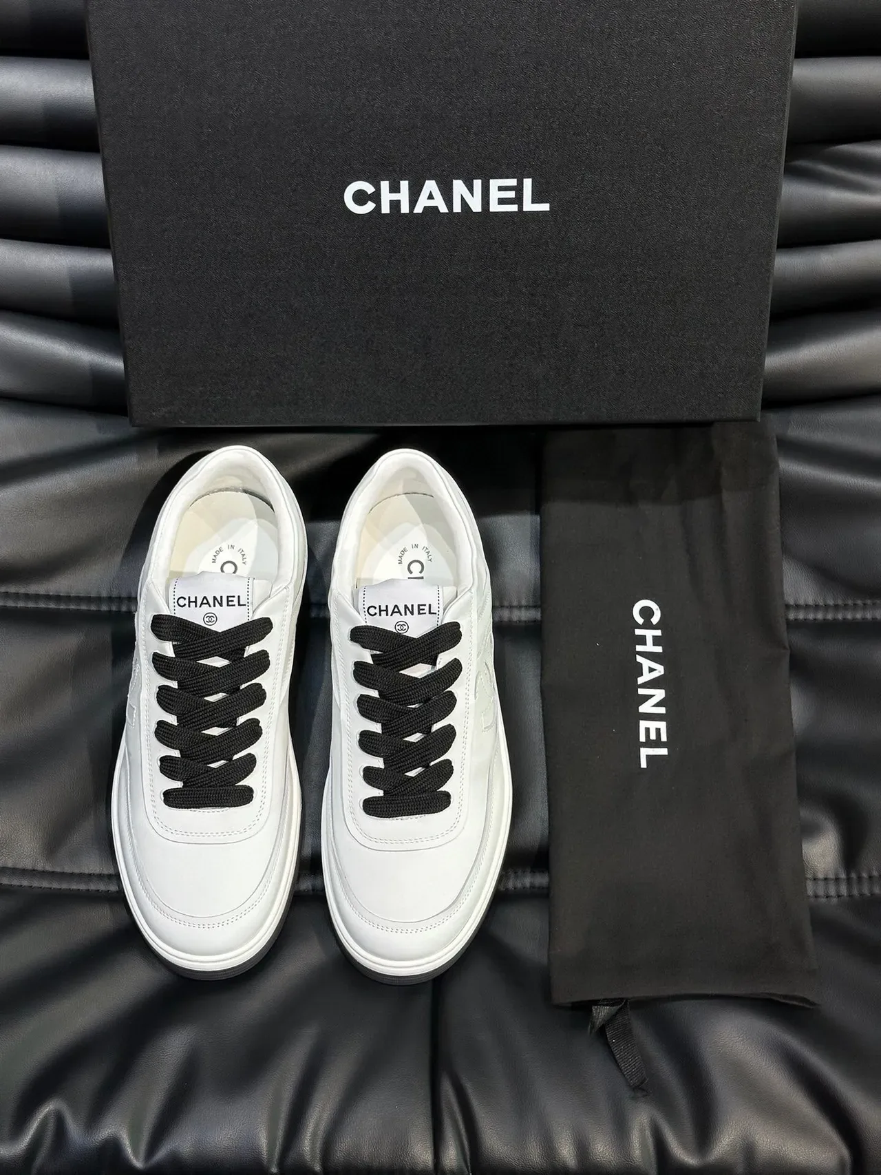 Chanel 生活方式低帮皮革鞋面运动鞋 白黑 4