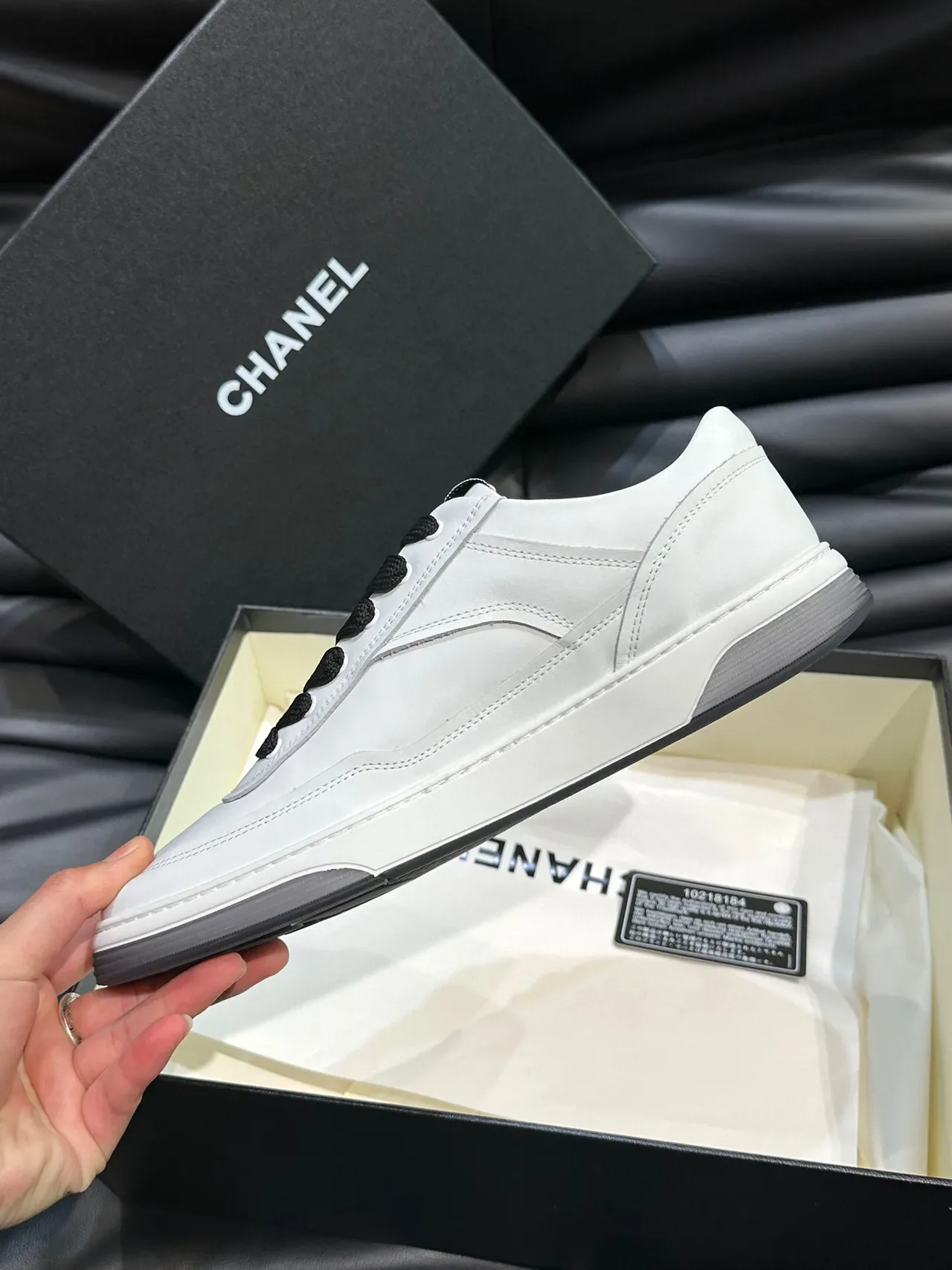 Chanel 生活方式低帮皮革鞋面运动鞋 白黑 7